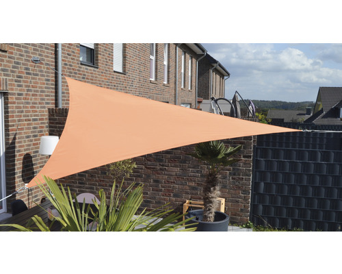 Triangulärt solsegel för att skugga en terrass