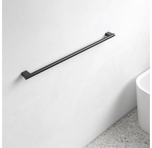 Svart handdukshållare på en vit vägg i badrummet.