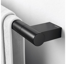 Svart handdukshängare med handduk och Keuco logotyp