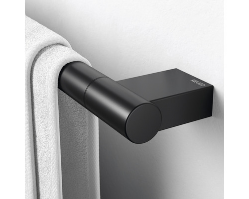 Svart handdukshängare med handduk och Keuco logotyp