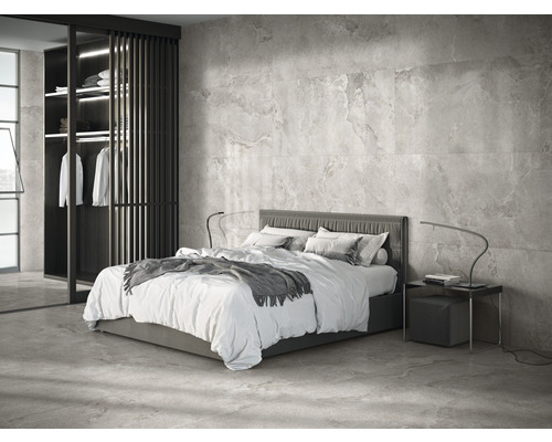 Modernt sovrum med säng, nattduksbord och walk-in-garderob mot en kakelvägg