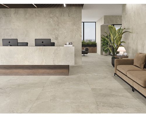 Ljust rum med golvplattor i stenimitation, reception och sittgrupp