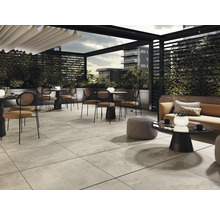 Terrass med loungemöbler och golvplattor