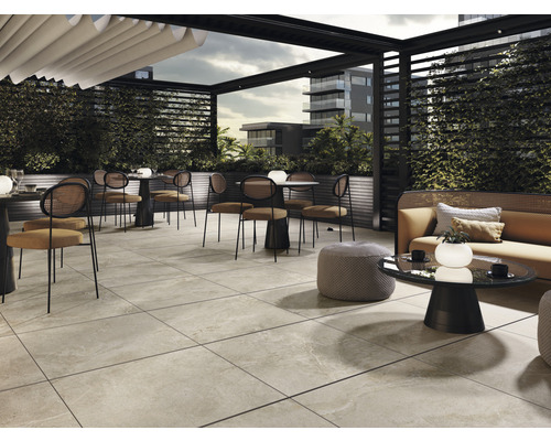 Terrass med loungemöbler och golvplattor