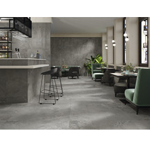 Interiörbild av en restaurang med klinkergolv, bar och sittplatser