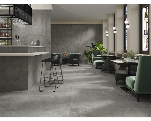 Interiörbild av en restaurang med klinkergolv, bar och sittplatser