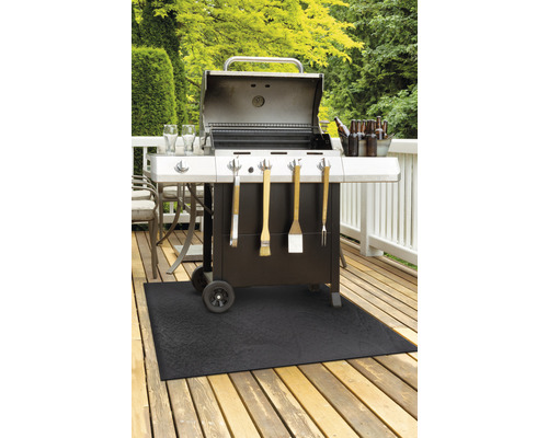 Grillscen på träterrass med grill, grillmatta och tillbehör