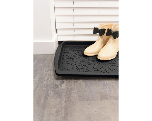 Skohylla med mönster och ett par gummistövlar