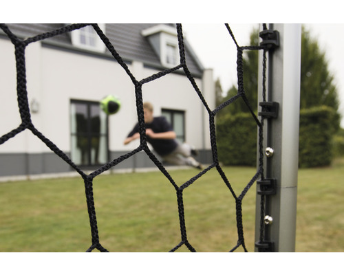 Fotbollsmålsnät med fotbollsspelare i bakgrunden