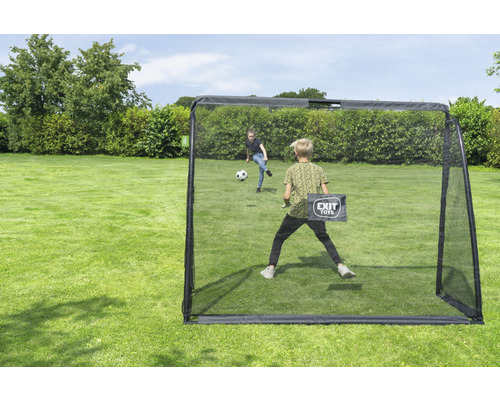 Fotbollsmål med lekande barn i trädgården