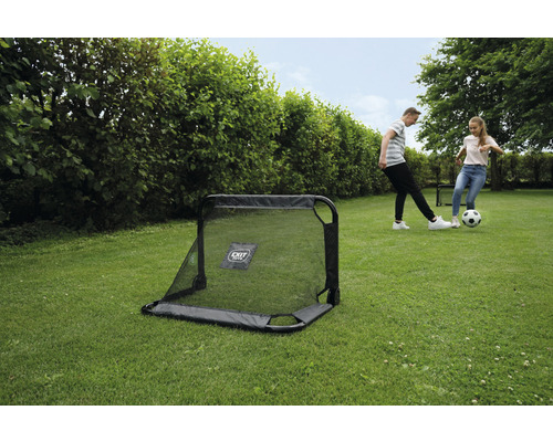 Fotbollsmål med två tonåringar på gräsmatta