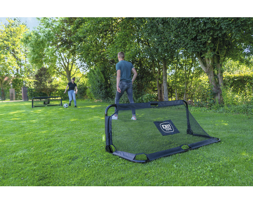 Fotbollsscener utomhus med EXIT Toys fotbollsmål och lekande människor