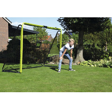 Fotbollsmål med nät och en pojke i trädgården