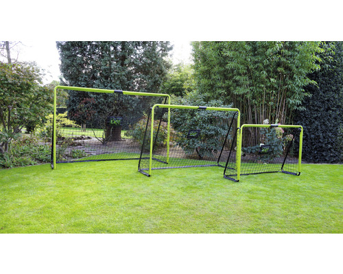 Tre fotbollsmål i olika storlekar på en gräsmatta.