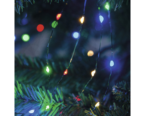 Ljusslinga med mångfärgade lampor på en julgran