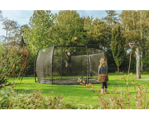 Barn hoppar på en studsmatta med säkerhetsnät