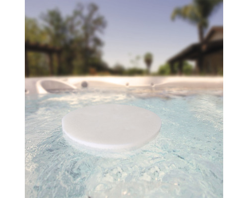 Rund jacuzzi-dyna i vatten