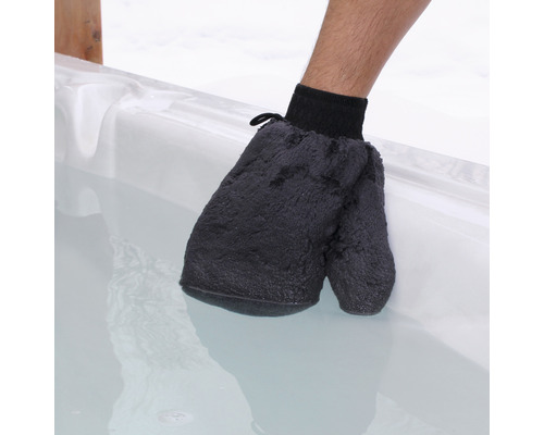 Person håller en badhandske i vatten