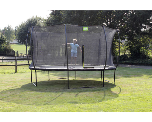 Rektangulär studsmatta för trädgården med säkerhetsnät och hoppande barn