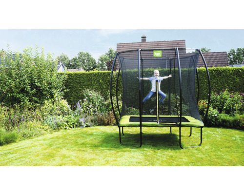 Barn hoppar på en trädgårdstrampolin med säkerhetsnät