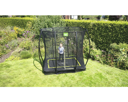 Rektangulär trädgårdstrampolin med säkerhetsnät och barn som hoppar