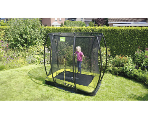 Barn på rektangulär studsmattan med säkerhetsnät