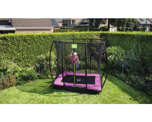 Rektangulär trädgårdstrampolin med säkerhetsnät och hoppande barn