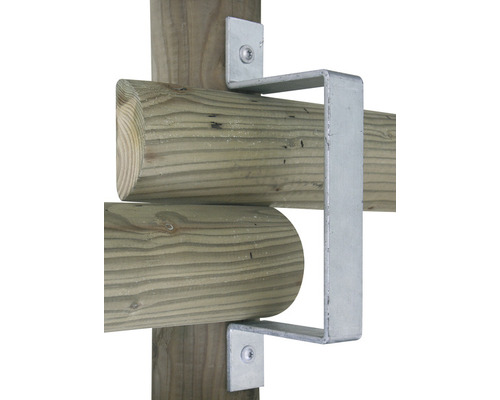 Detaljvy av ett metallstolpfäste på ett trästaket