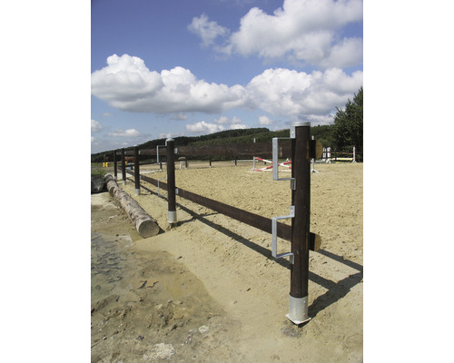 Trästaket för hästhage med grind och hinder