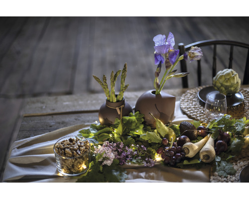 Dekorativt bord med blommor, grönsaker och frukt