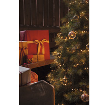 Julgran med ljus och presenter