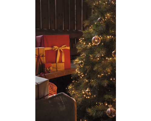 Julgran med ljus och presenter