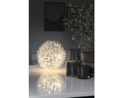 Dekorativ LED-ljusobjekt i sfärisk form på ett bord