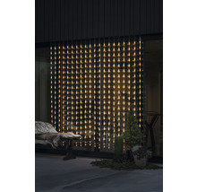 Dekorativ ljusslinga framför en byggnad, skapar en ljus och välkomnande atmosfär