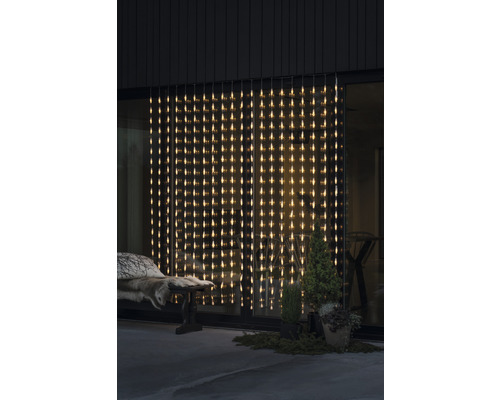 Dekorativ ljusslinga framför en byggnad, skapar en ljus och välkomnande atmosfär