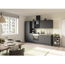 Komplett kök med matbord och stolar i ett ljust rum.