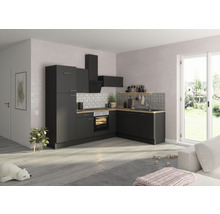 Modernt kök med köksskåp, köksfläkt och diskho i ett ljust rum