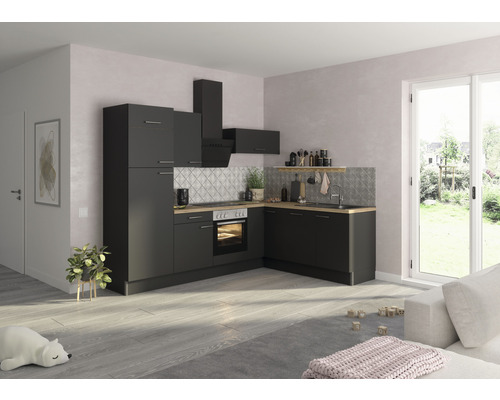 Modernt kök med köksskåp, köksfläkt och diskho i ett ljust rum