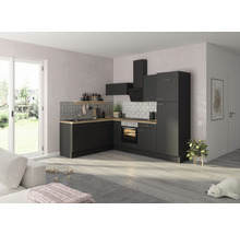 Komplett kök med diskho, spis, fläkt och väggskåp i ett ljust rum