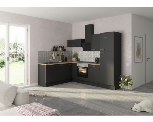 Komplett kök med diskho, spis, fläkt och väggskåp i ett ljust rum