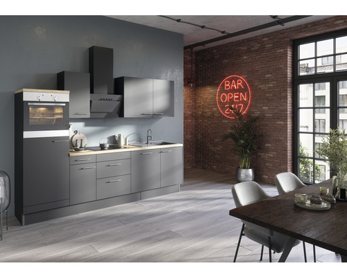 Modernt kök med köksskåp, diskho, ugn och fläkt