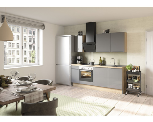 Ljust rum med inbyggt kök, matbord och stolar