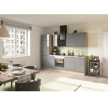 Ljust kök med matbord och grå köksskåp