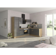 Modernt kök med grå skåp och trädetaljer