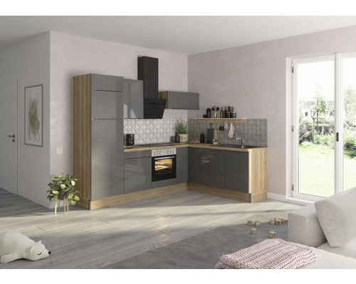 Modernt kök med grå skåp och trädetaljer