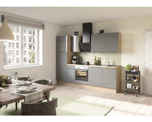 Ljust kök med matbord, stolar och köksmöbler i grått och träutseende