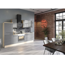 Modernt kök med grå skåp, bänkskiva i trä och tegelvägg