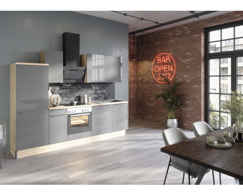 Modernt kök med grå skåp, bänkskiva i trä och tegelvägg