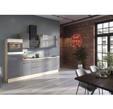 Modernt kök med grå skåp, köksfläkt och inbyggd ugn i ett ljust rum med matbord