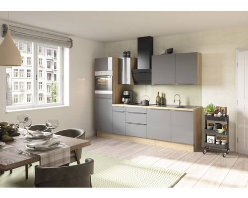 Ljust kök med matbord och köksvagn